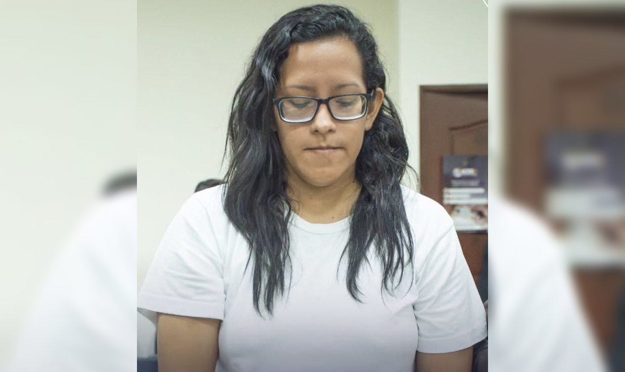 Un tribunal salvadoreño impuso una condena de cinco años a Jeanine Alejandrina Cárcamo Jiménez por ejercer la medicina de forma ilegal y realizar procedimientos con credenciales falsas en San Salvador. Foto: PNCSV.