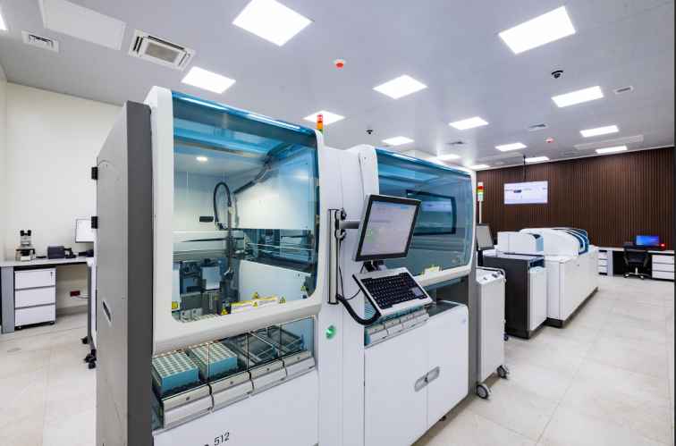 Una de las mayores innovaciones del Hospital Rosales es su centro quirúrgico, que cuenta con nueve quirófanos principales totalmente equipados con instrumental nuevo. Cortesía