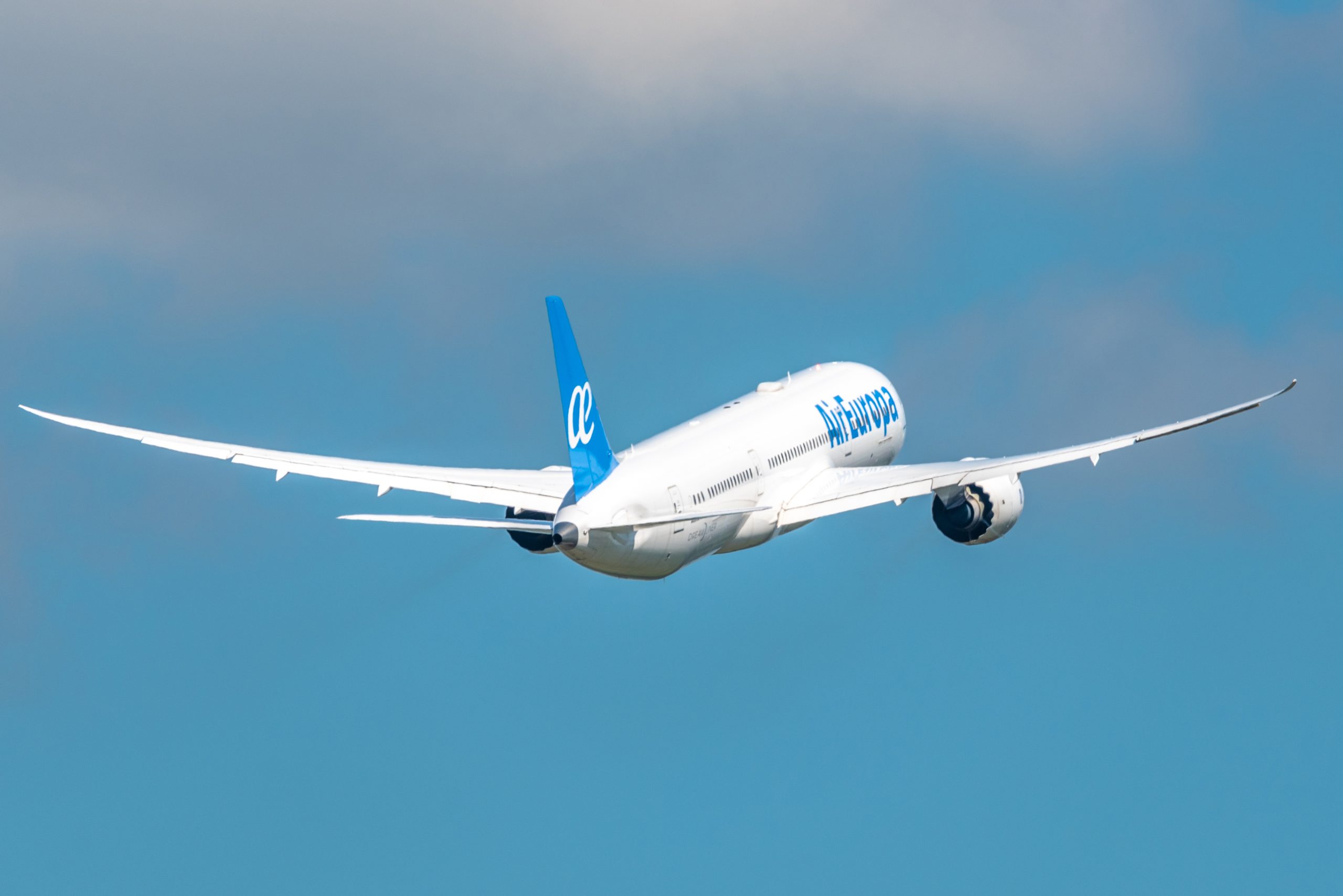 Air Europa lanzará su primera ruta directa entre Madrid y San Salvador el 17 de diciembre de 2026, con tres frecuencias semanales en aviones Boeing 787. Foto: Air Europa.