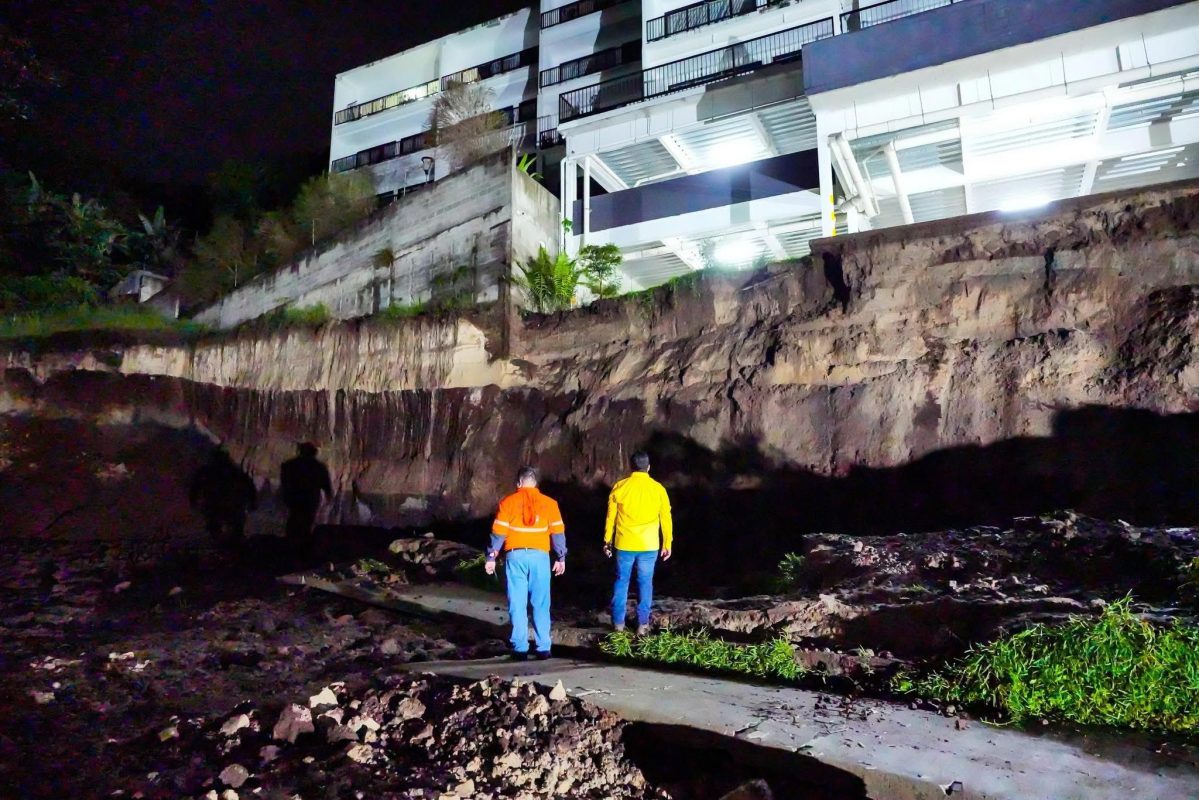 Un muro de 50 metros colapsó en el condominio Panamericana de la colonia Escalón por las lluvias, obligando a Protección Civil a ordenar la evacuación de todas las familias. Foto: @PROCIVIL.