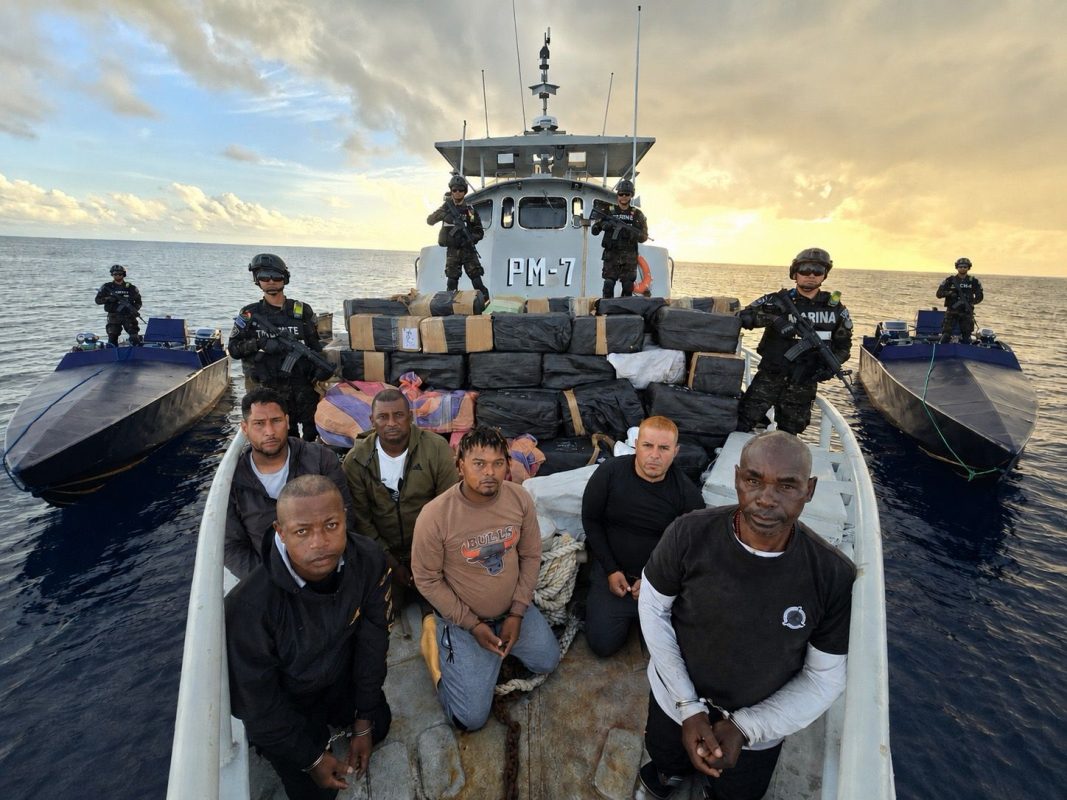La Marina Nacional de El Salvador incautó 6.68 toneladas de cocaína en el océano Pacífico, en una operación histórica contra el narcotráfico. Dos semisumergibles fueron interceptados con un cargamento valorado en $167 millones. Foto: Fuerza Armada.