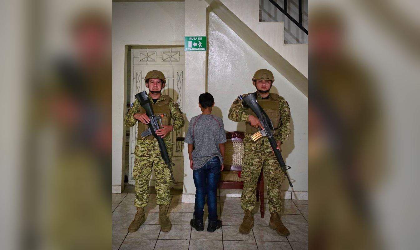 Un adolescente de 15 años fue detenido en Jujutla, Ahuachapán, por difundir contenido de la MS-13 en redes sociales. La Fuerza Armada actuó tras denuncias anónimas. Foto: Fuerza Armada.