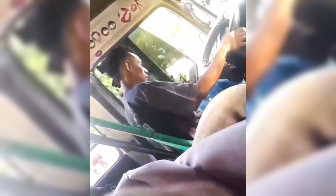 Un conductor de la ruta R4T fue grabado usando su celular mientras manejaba cerca del Parque Infantil. El VMT lo sancionará con una multa de 150 dólares por esta infracción grave. Foto: Sivar News