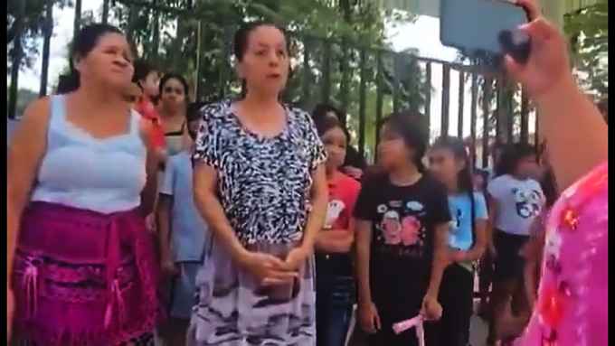 El Centro Escolar San José Changallo enfrenta un posible cierre debido a las protestas de los padres por cambios en la dirección. Captura de pantalla