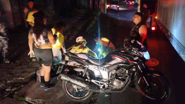 Paramédicos de Comandos de Salvamento atienden a los lesionados en el percance vial ocurrido en la carretera Troncal del Norte. Cortesía.