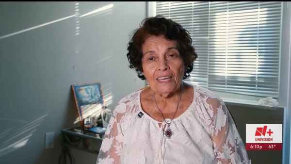Doña Teresa Díaz López organizó su equipaje de regreso definitivo a El Salvador tras concluir su ciclo de vida y trabajo en Norteamérica. Captura de pantalla. UNIVISION WASHINGTON