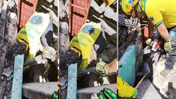 Estructuras de soporte ceden en una obra de construcción ubicada sobre la avenida Cuscatlán, provocando el colapso de tierra y materiales. Cortesía.