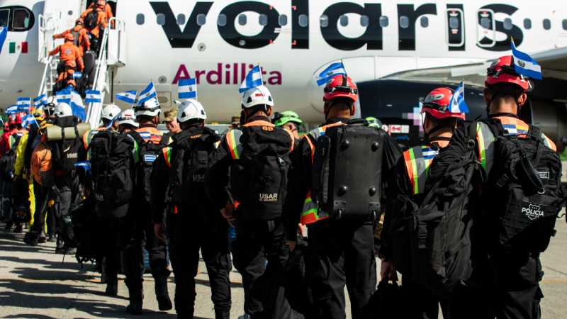 Equipos de rescatistas técnicos se preparan con herramientas de corte y soporte vital para intervenir en las zonas colapsadas de Caracas. Cortesía.