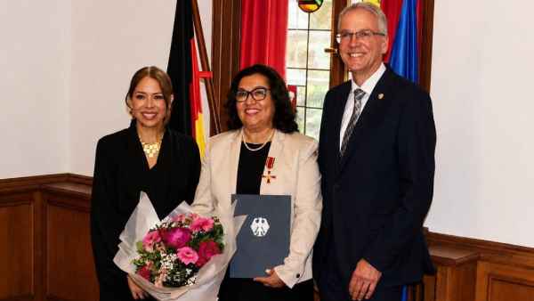 La embajadora de El Salvador acompañó a Lucy Grimme en el distrito de Lüneburg durante la entrega de una de las máximas distinciones del Estado alemán. Cortesía