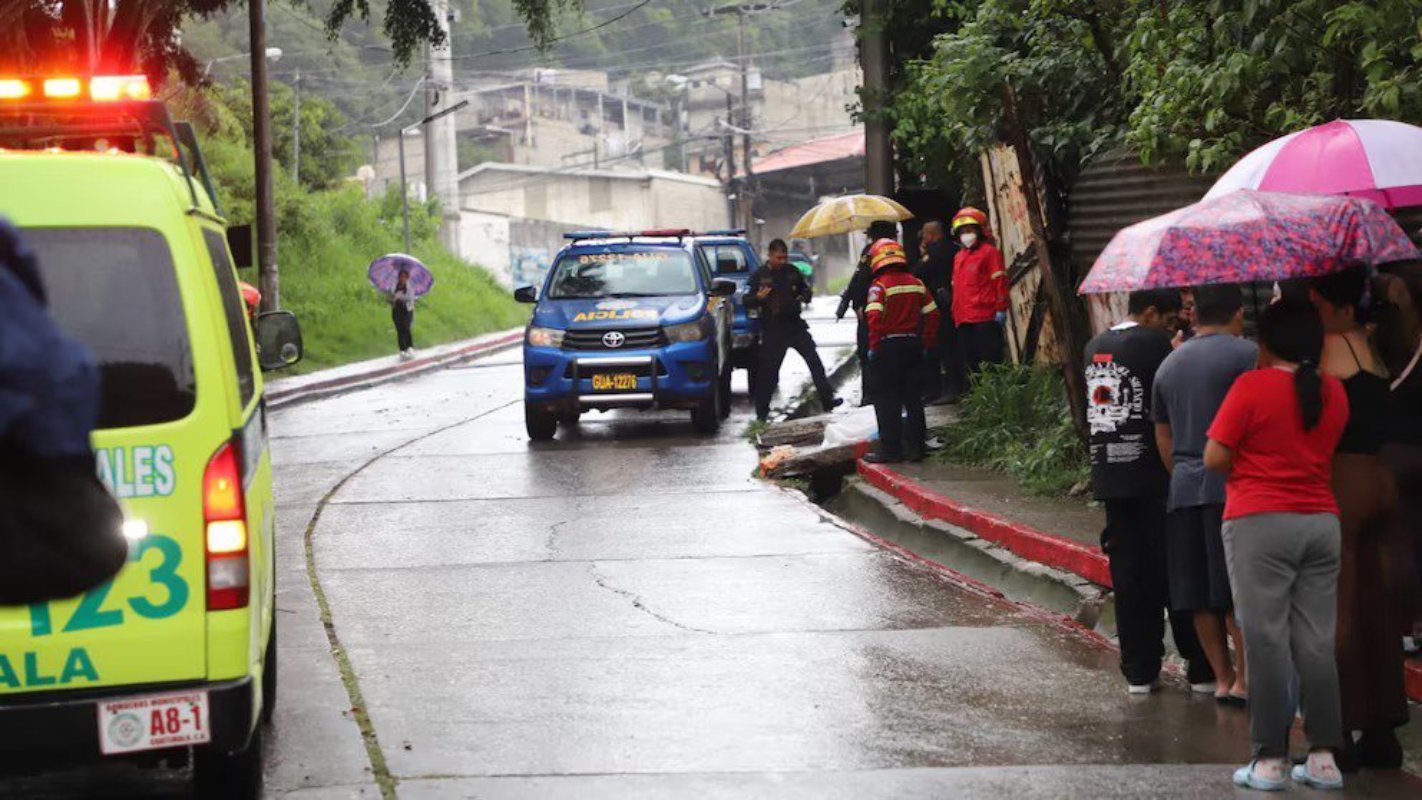 El menor Anderson Eduardo Santos Nájera perdió la vida tras caer en una cuneta durante las intensas lluvias en la colonia Santa Elena II de Guatemala. Los Bomberos confirmaron el deceso. Foto: Cortesía.