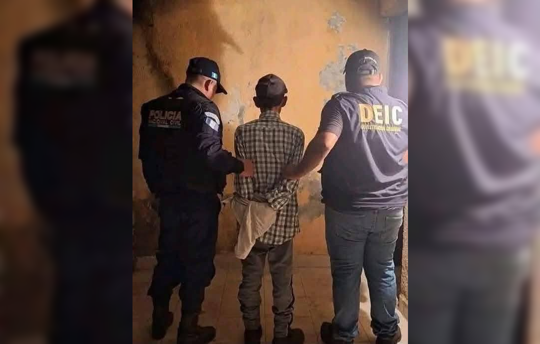 Un hombre de 55 años en Escuintla, Guatemala, realizó una cesárea casera a su hija de 19 años, causando la muerte de ella y su recién nacido. La DEIC lo capturó. Foto: Ministerio Público de Guatemala.