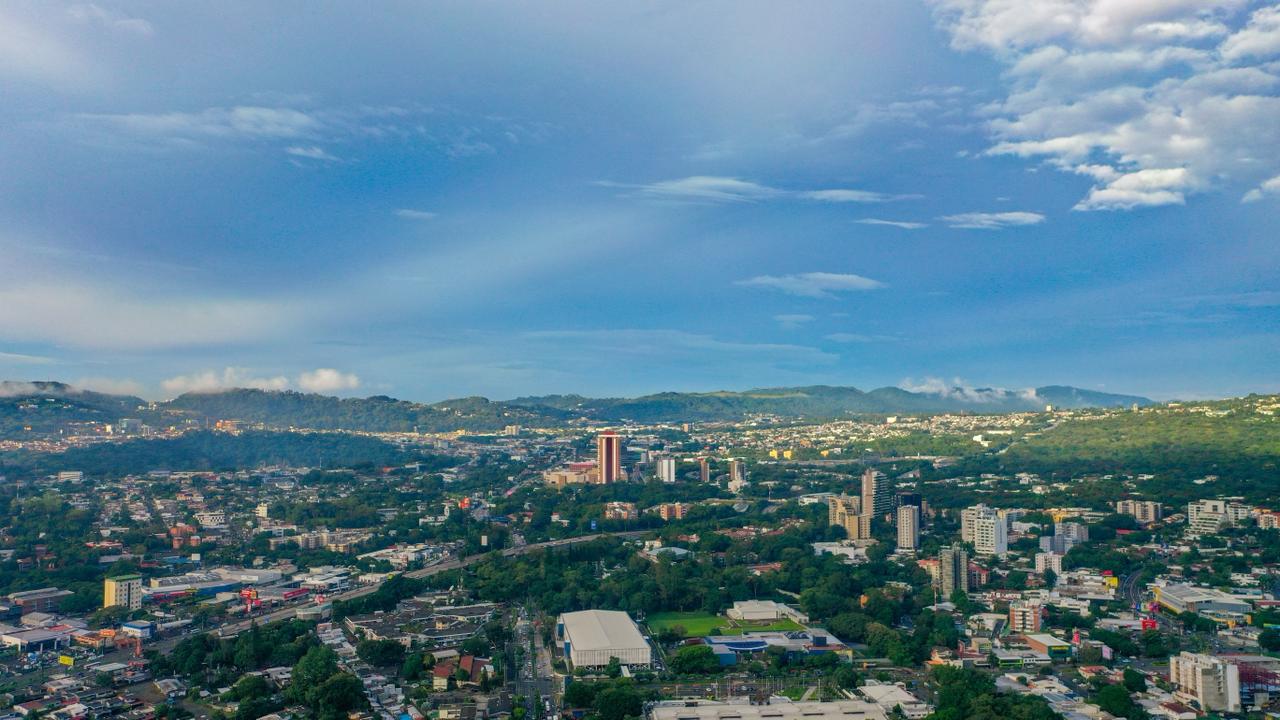 El MARN advierte sobre lluvias intensas y vientos fuertes por una onda tropical este jueves. Se monitorean dos zonas con potencial ciclónico en el Pacífico. Foto: MARN.