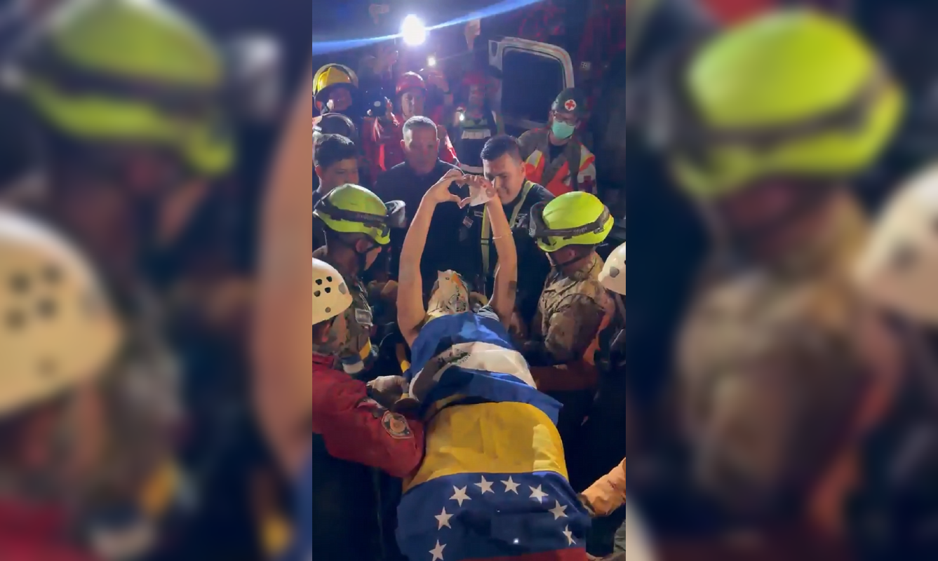 Un equipo de Rescatistas Salvadoreños logró rescatar a una adolescente de 15 años que quedó atrapada bajo los escombros de un edificio en Venezuela tras el terremoto. El operativo duró 12 horas. Foto: Captura de pantalla