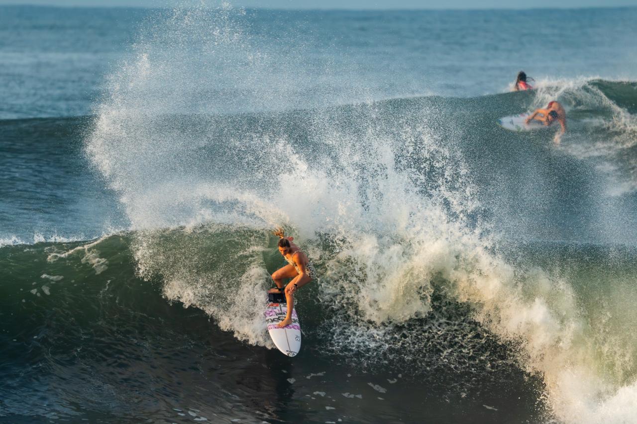 El Surf City El Salvador Pro 2026 trae a los mejores surfistas del mundo a Punta Roca, La Libertad, del 5 al 15 de junio. Un evento clave en el Championship Tour de la WSL con olas perfectas. Foto: SecPrensaSV.