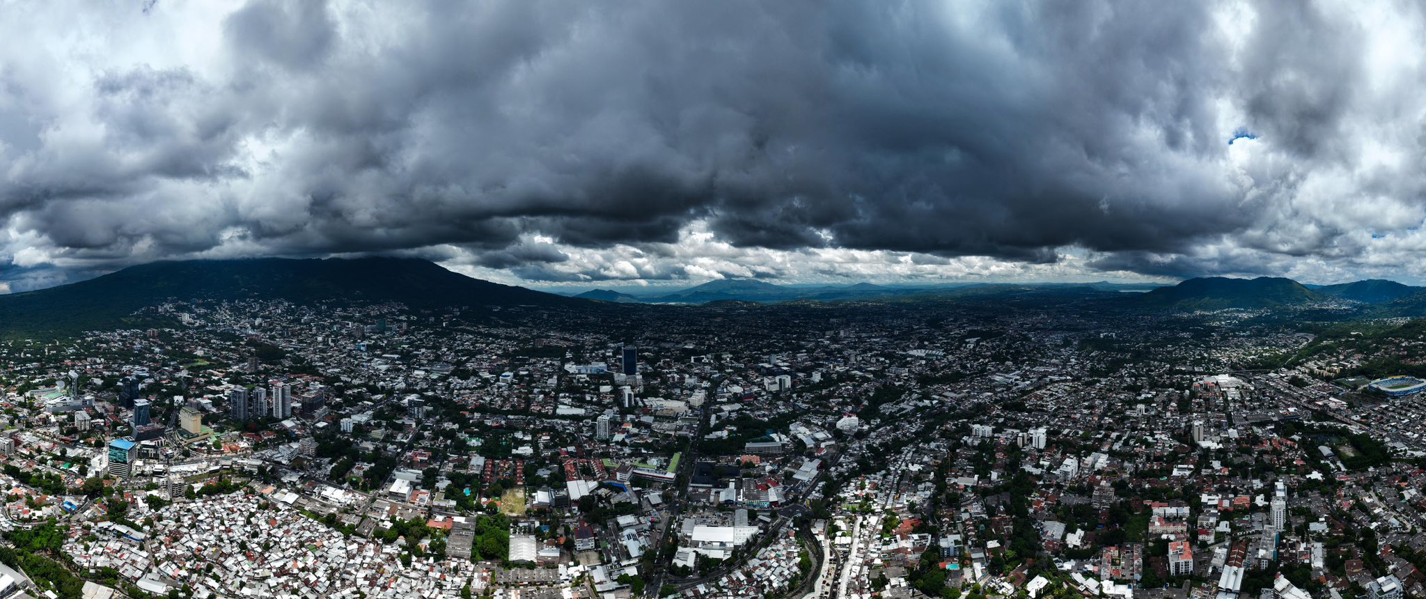 El Salvador enfrenta lluvias tipo temporal por la Tormenta Cristina. Alerta Naranja activa: clases suspendidas, parques cerrados y monitoreo constante. Foto: MARN.