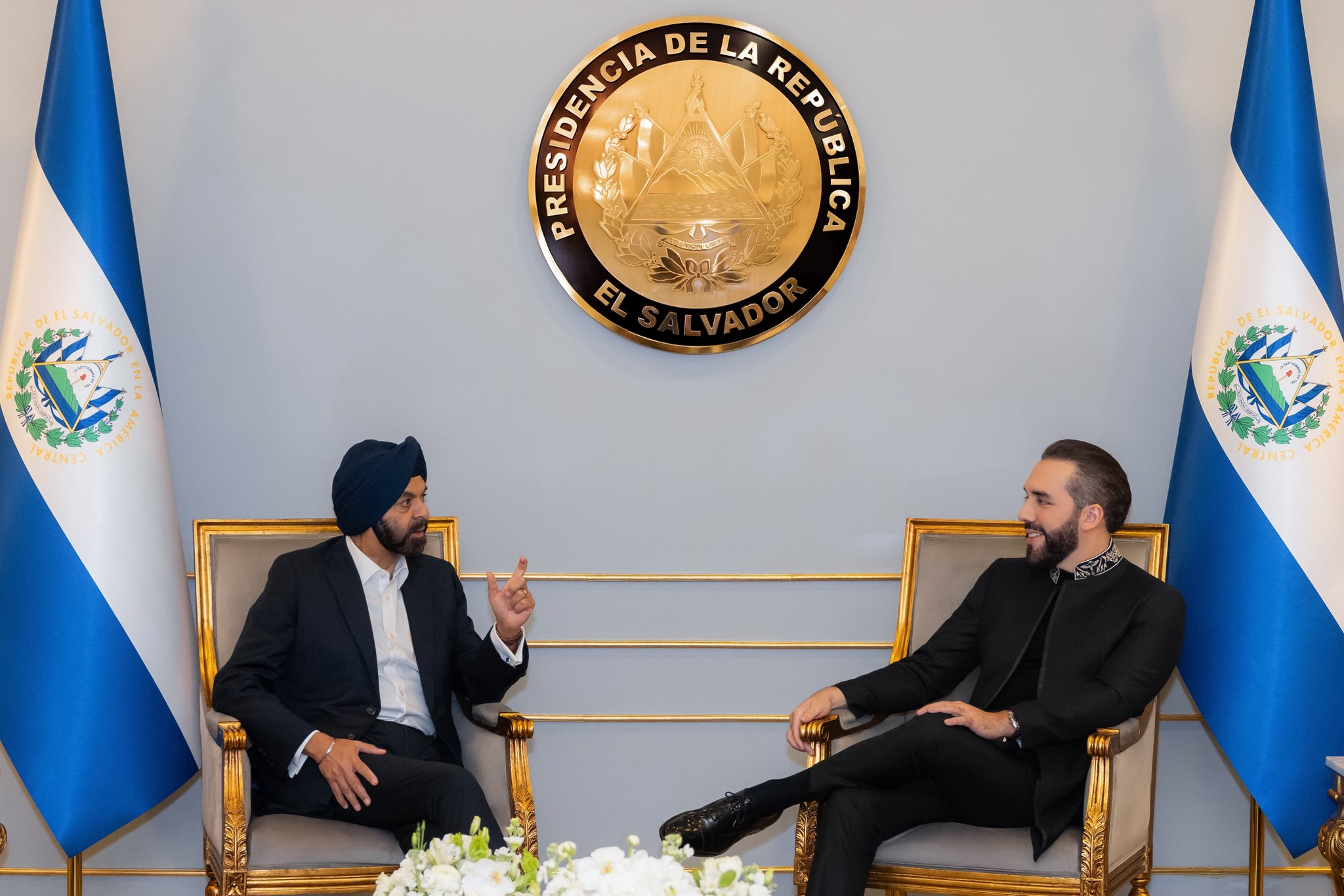 El presidente Nayib Bukele recibió a Ajay Banga, del Banco Mundial, para mostrar avances en salud y educación con inteligencia artificial. La visita refuerza la cooperación internacional. Foto: Presidencia de la República.