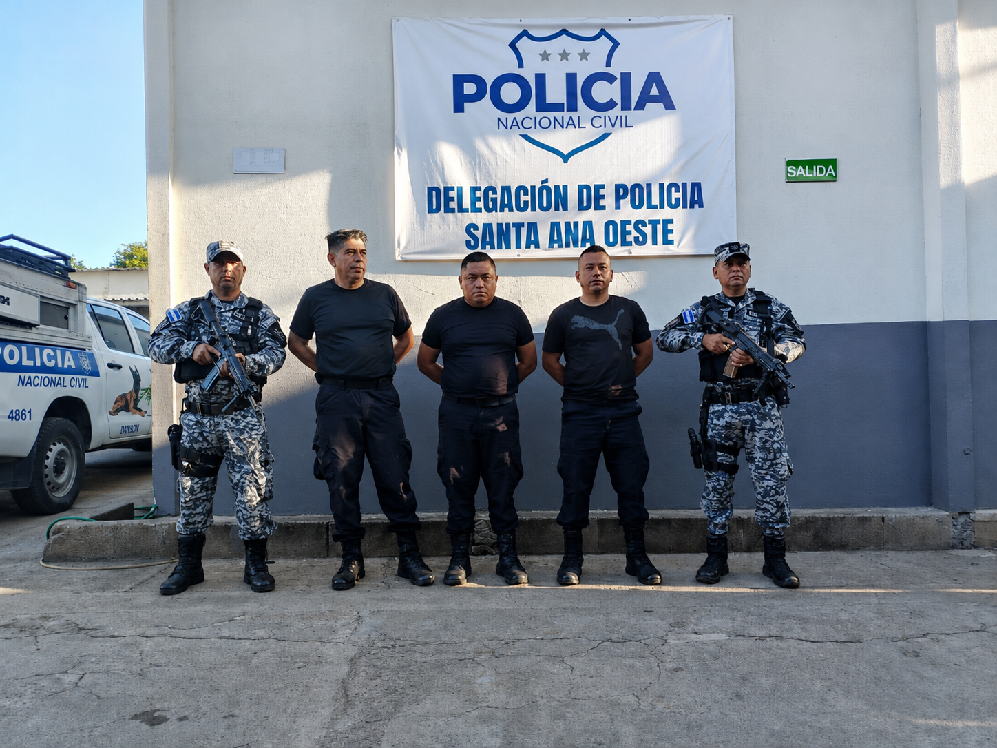 Tres policías de la División Antinarcóticos fueron detenidos tras ser denunciados por cohecho en el departamento de Santa Ana. La PNC investiga el caso. Foto: @PNCSV.