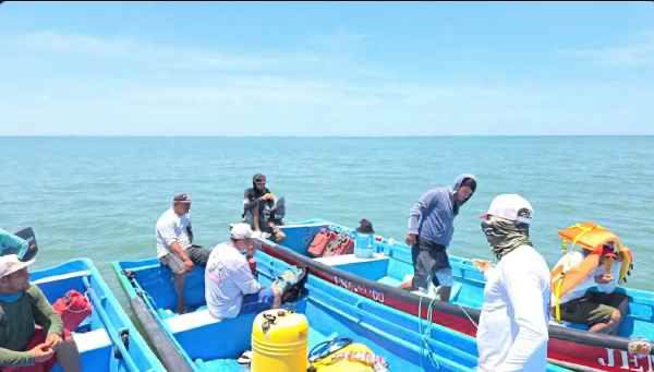 Un joven de 29 años permanece desaparecido tras ser arrastrado por una corriente marina en La Bocana de El Pimental. Familiares y pescadores buscan su cuerpo cerca de San Marcelino. Foto: Rescate y Pesca