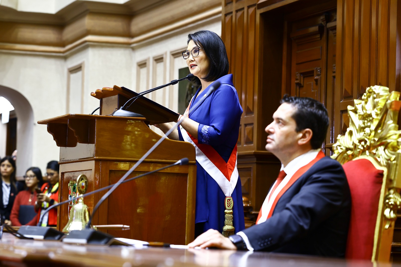 Keiko Fujimori asume como presidenta de Perú en un acto histórico, convirtiéndose en la primera mujer en llegar al cargo por voto popular. Su victoria marca un nuevo capítulo para el país. Foto: Congreso del Perú.