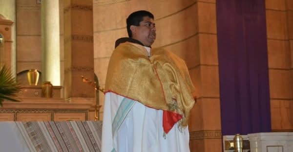 Pie de foto: Autoridades federales buscan revocar la ciudadanía estadounidense al sacerdote condenado por abusar de menores en Washington D.C. Cortesía