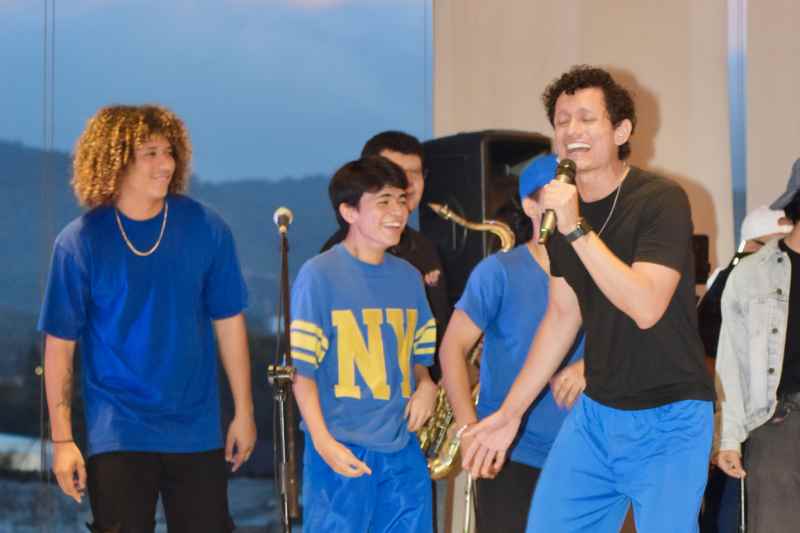 El elenco de Footloose en acción: energía pura y pasión por el baile. La Diáspora 503