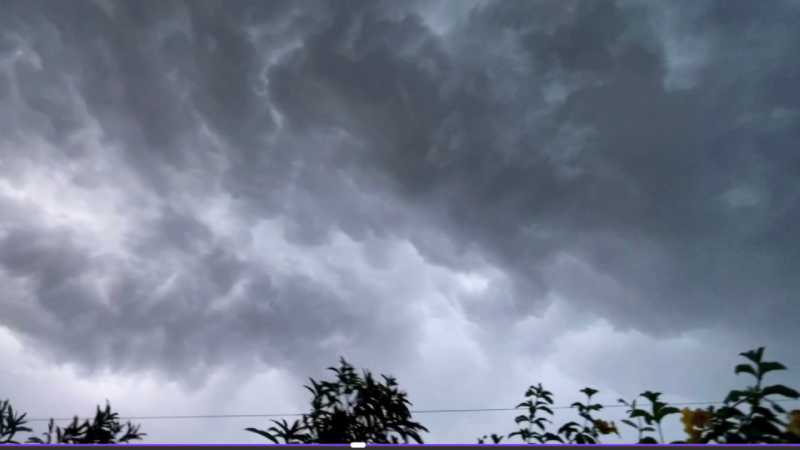 Fuertes lluvias con actividad eléctrica y ráfagas de viento superiores a los 35 km/h azotan el Área Metropolitana de San Salvador
