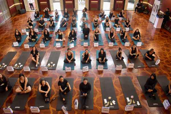 Asistentes practican pilates en el interior del emblemático Teatro Nacional de Santa Ana.