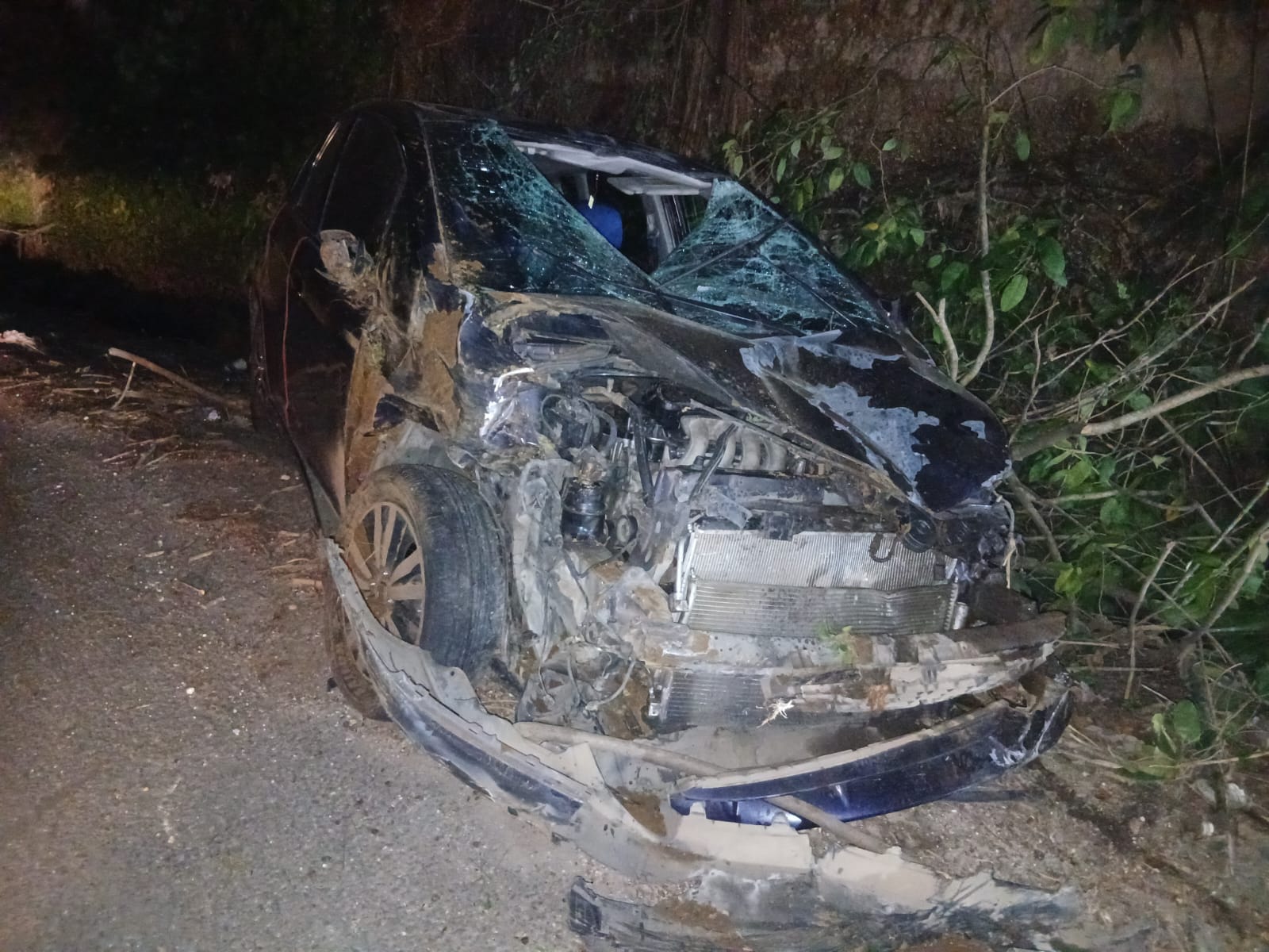 Un accidente en el kilómetro 57 de la Carretera Panamericana dejó dos motociclistas fallecidos. El conductor del auto involucrado fue trasladado con lesiones. Cruz Verde El Congo atendió la emergencia. Foto: Cruz Verde