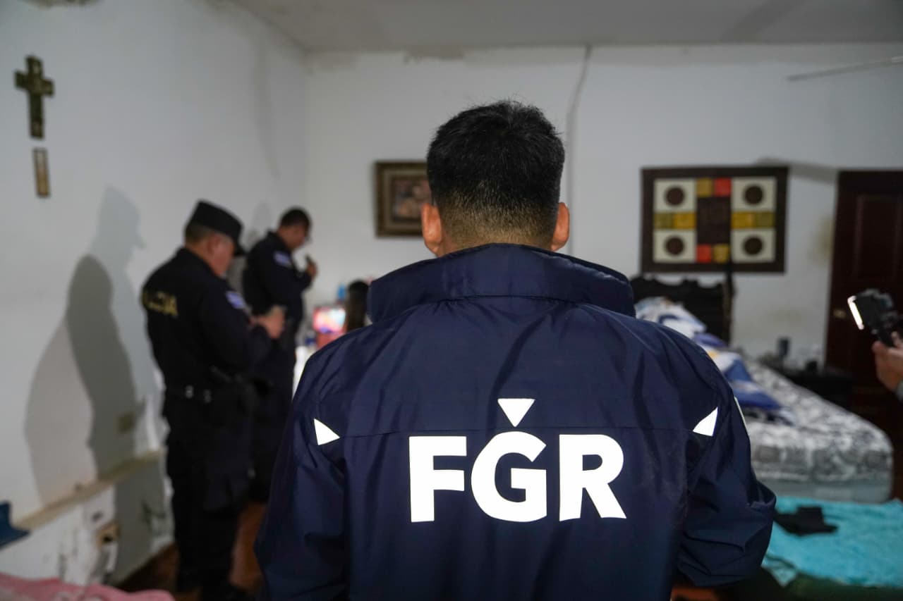La FGR y la PNC desmantelaron una red de contrabando de tecnología que evadió más de $10 millones en impuestos. Seis detenidos y decomisos millonarios. Foto: FGR_SV