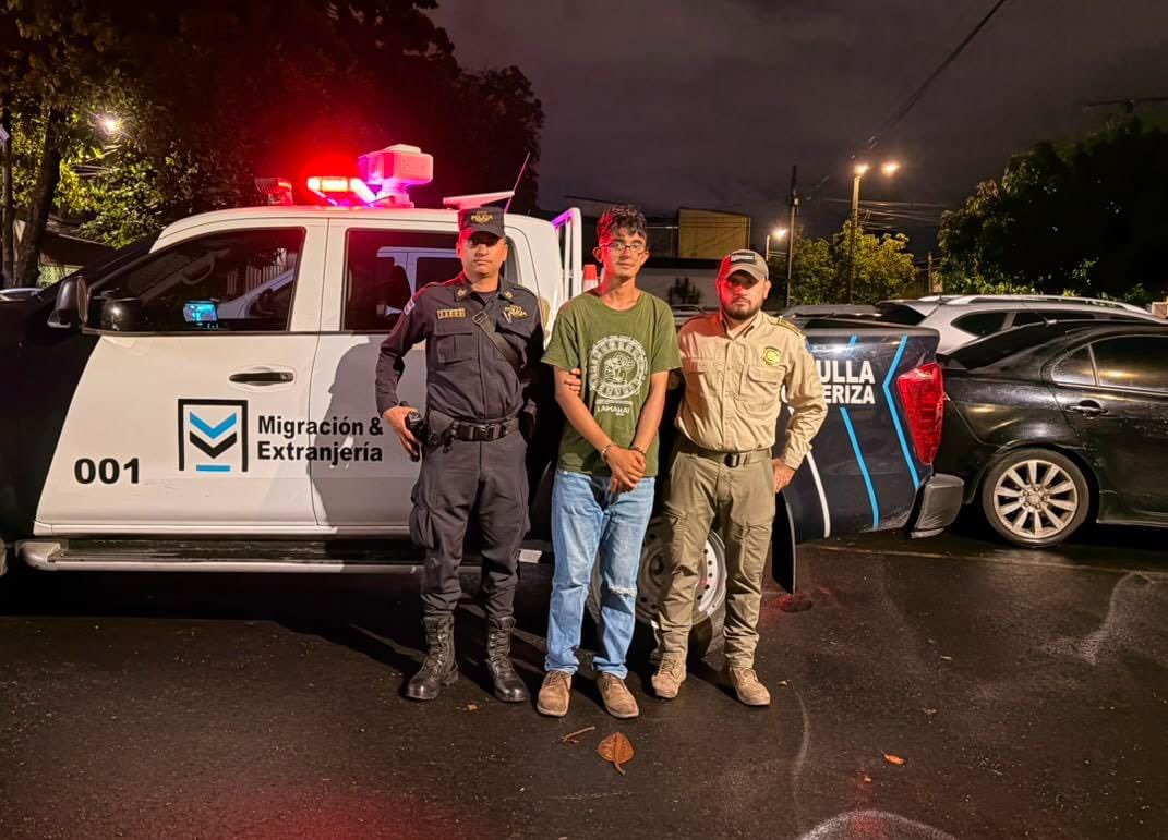 La PNC capturó a Kevin Daniel Bautista Cabrera, tiktoker guatemalteco, por agredir a un creador de contenido en el Parque Libertad. El sujeto estaba en el país de forma irregular y será expulsado. Foto: PNC_SV