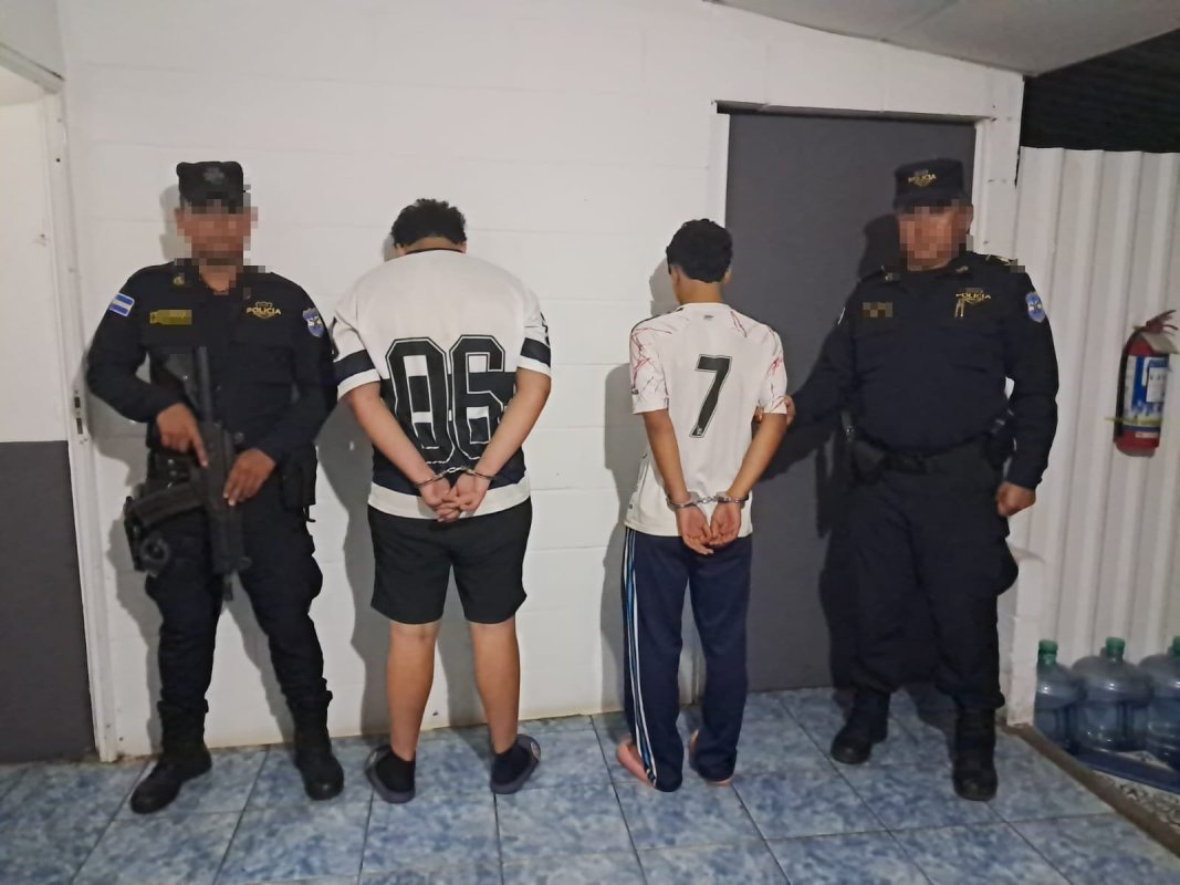 Un operativo conjunto entre la Fiscalía y la PNC en La Libertad desmanteló una red de narcotráfico, decomisando 8.4 kilos de marihuana y capturando a cinco personas, entre ellos dos menores. Foto: @FGR_SV