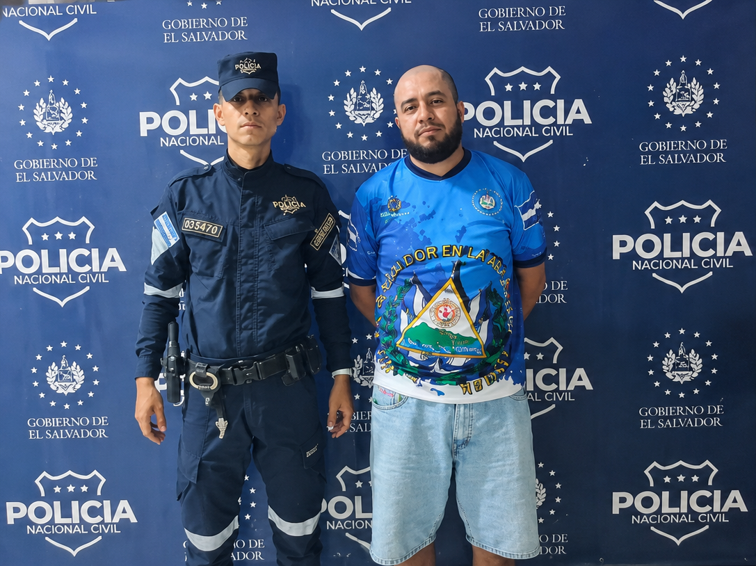 Un conductor ebrio provocó un accidente mortal en el periférico Gerardo Barrios de San Miguel, dejando un motociclista fallecido. La PNC lo detuvo tras un alcotest con 113° de alcohol. Foto: @PNC_SV - Ilustración