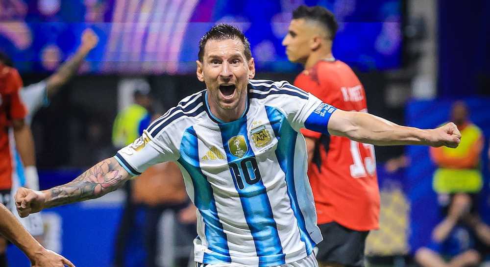 Jugadores de Argentina celebran la remontada agónica en el Estadio Atlanta que los sitúa entre los ocho mejores equipos del torneo mundial. Foto: Selección Argentina in English / x.com
