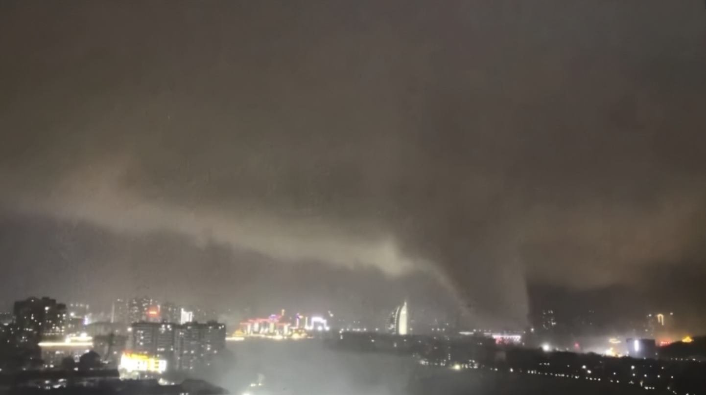 Un tornado de categoría EF2 azotó la provincia de Hubei en China, dejando 11 fallecidos, un desaparecido y más de 330 heridos. Las zonas urbanas sufrieron graves daños materiales. Foto: CCTV - Captura de pantalla