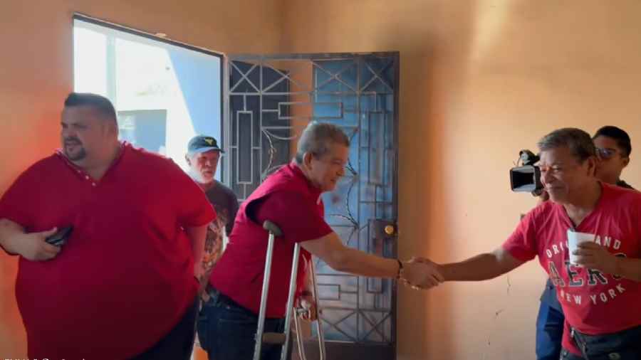 Manuel Flores emitió su voto en las elecciones internas del FMLN para ratificar las candidaturas de su partido. Cortesía.