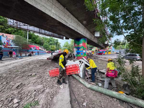 Rescatistas de Cruz Verde y Comandos de Salvamento recuperan los cuerpos de los fallecidos tras el impacto de la rastra. Cortesía