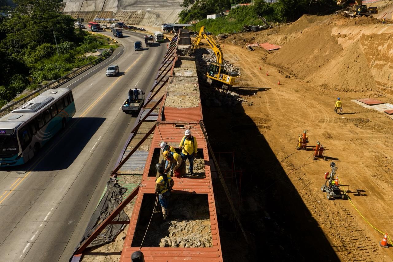 La ampliación en Los Chorros supera el 60 % de avance con retiro de contenedores y estabilización de taludes en la Carretera Panamericana. La obra mejorará la conectividad en La Libertad. Foto: MOP