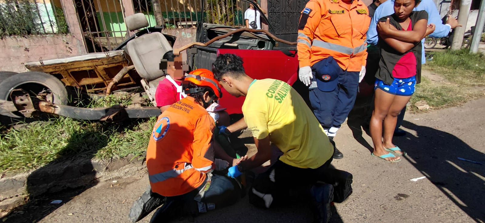 Un choque frontal entre una mototaxi y una camioneta en el kilómetro 51 de la carretera a Coatepeque dejó un conductor fallecido y una mujer con lesiones graves. Foto: Comandos de Salvamento. Foto: Comandos de Salvamento.