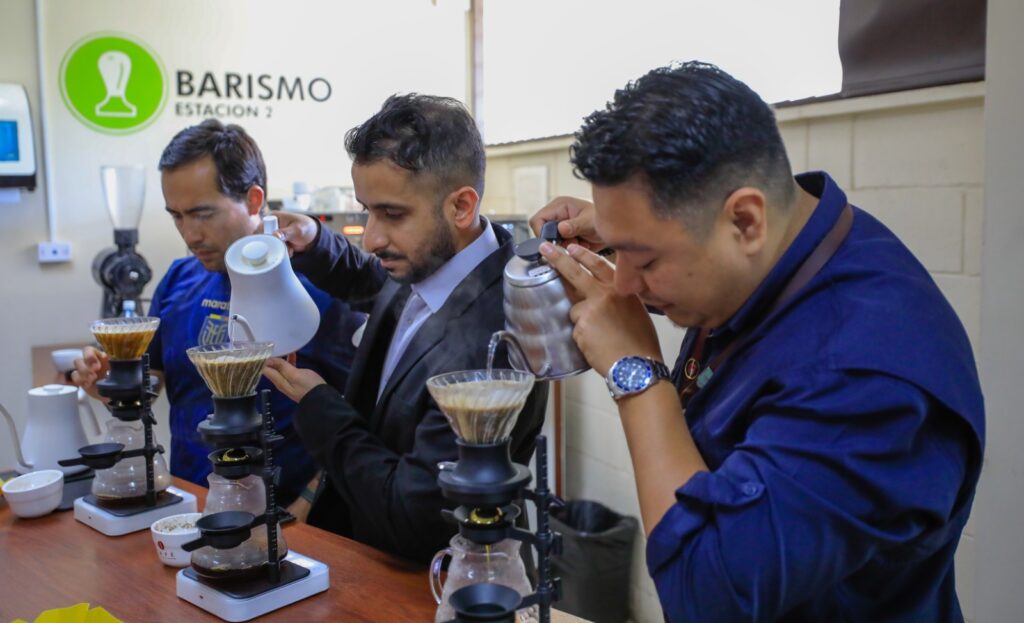 El café salvadoreño de especialidad busca consolidarse en Arabia Saudita y Ecuador gracias a estrategias de la Cancillería para impulsar su exportación y transferencia tecnológica. Foto: RREE.