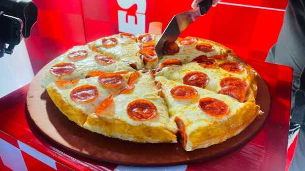 Crispy Mozzarella: la nueva delicia de Pizza Hut que combina queso frito y salsa bolognesa. Crédito: Pizza Hut El Salvador.