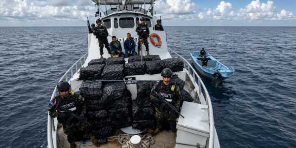 Efectivos navales custodian el cargamento de droga decomisado tras ejecutar la incautación de una embarcación a 947 millas náuticas. Cortesía