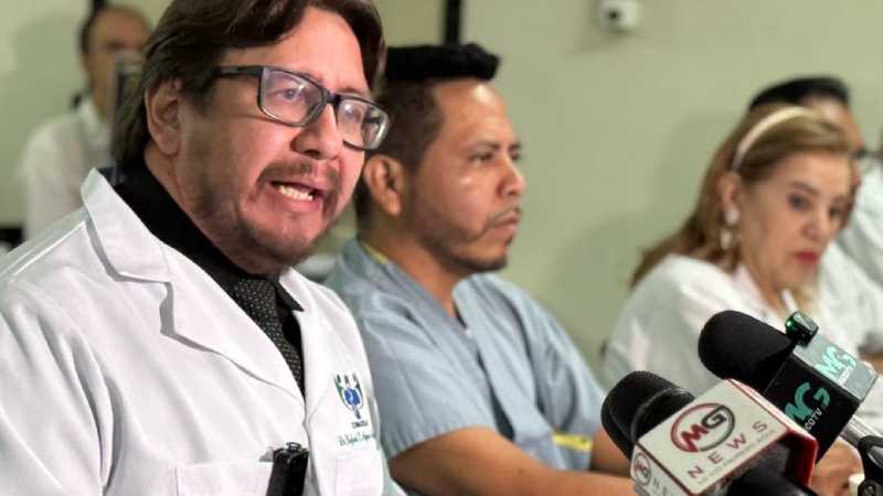El doctor Rafael Aguirre muestra la documentación oficial tras completar su proceso de inscripción presidencial en la sede partidaria. Foto: MG News
