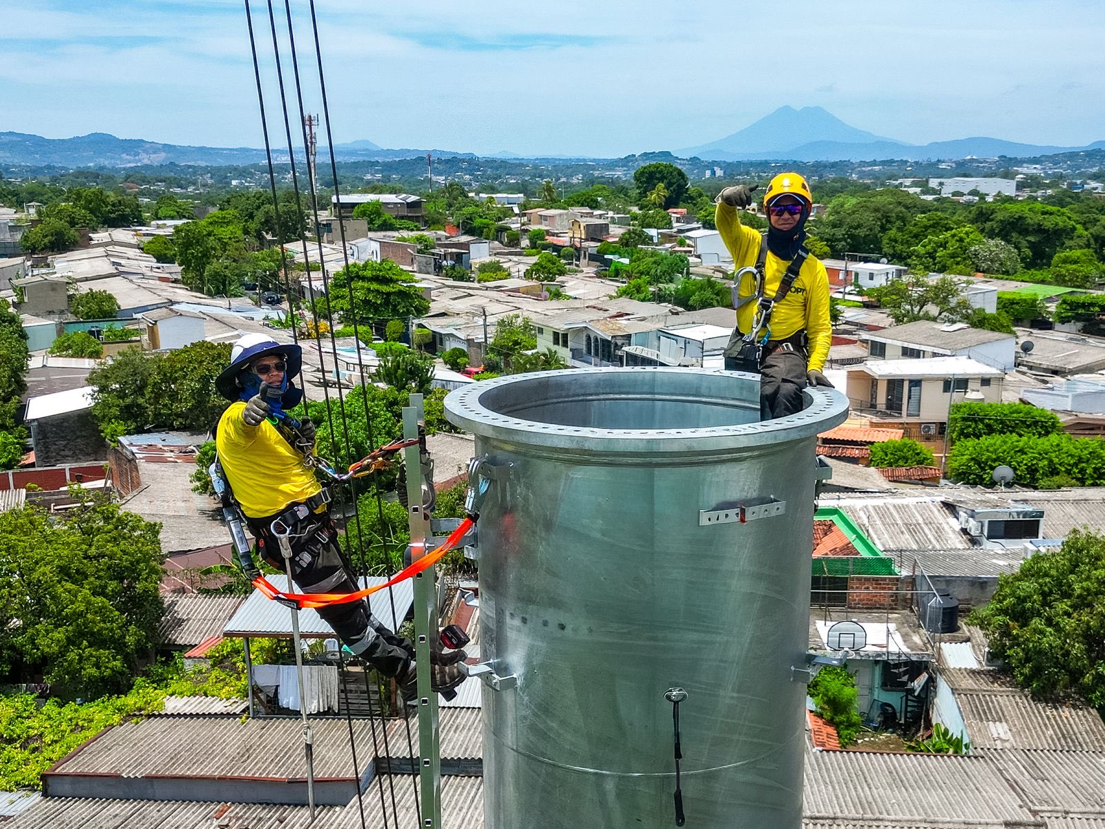 El MOP inició el montaje de las 23 torres del Metrocable, el primer sistema de transporte por cable en El Salvador, que conectará Mejicanos con el Centro Histórico en 14 minutos. Foto: @ObrasPublicasSV