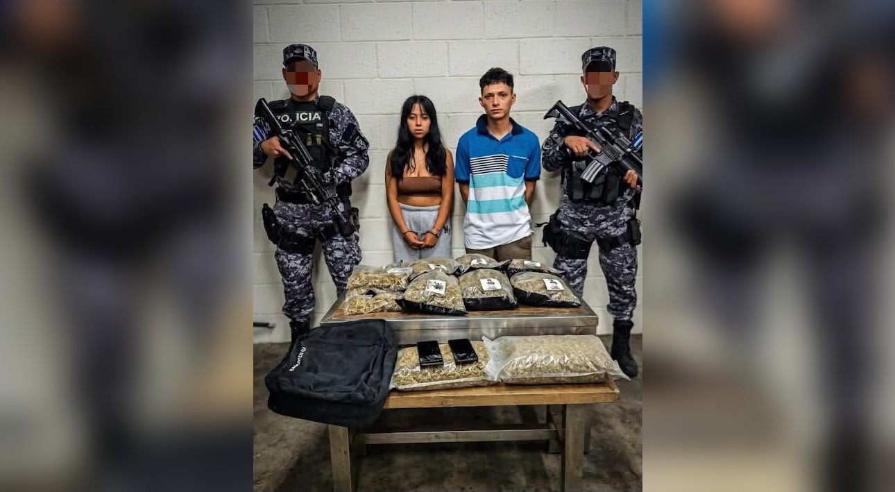 La PNC desarticuló una red de narcotráfico en un operativo relámpago, capturando a dos personas con marihuana valorada en $19,768. El ministro Gustavo Villatoro destacó el golpe a este ilícito. Foto: @PNC_SV