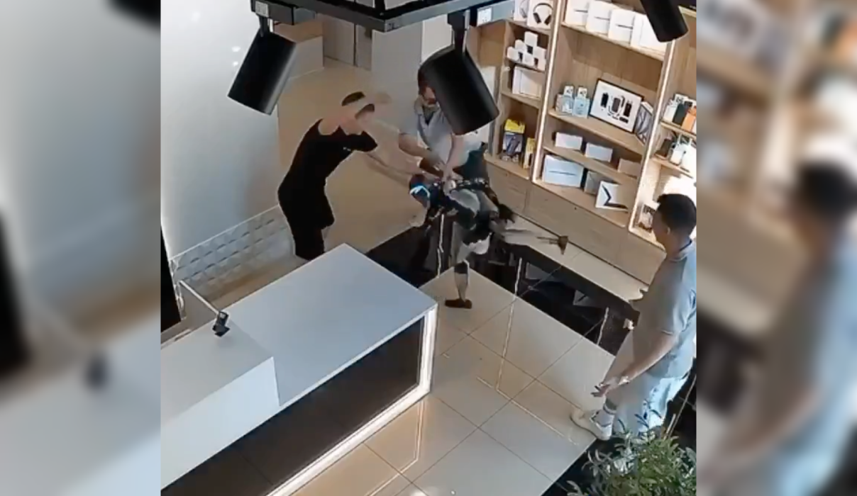 Un video de seguridad captó el momento en que un robot ataca a cliente dentro de un comercio en Rusia. Foto: Captura de pantalla.